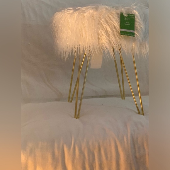 NWT Ashland Fux Fur 4 Legged Stool Gold Colored with White Fur Top - Picture 9 of 13